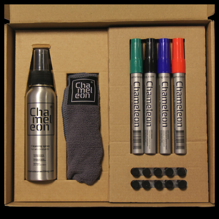 Magnetische whiteboardkit met 4 stiften (rood/groen/blauw/zwart), wisdoekje, cleaner spray en magneten. Alle onderdelen zijn magnetisch!