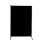 Zwarte wand op wielen hoog 220cm en breed 145cm, ook te gebruiken als scheidingswand, expositiewand en expopaneel. Vooraanzicht.