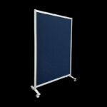 Akoestische wand vilt donkerblauw op wielen HxB197x130cm