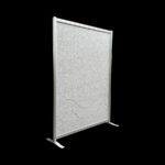 Akoestische wand vilt witgrijs op voeten HxB190x130cm