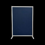 Akoestische wand vilt donkerblauw op voeten HxB190x130cm