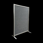 Akoestische wand vilt grijs op voeten HxB190x130cm
