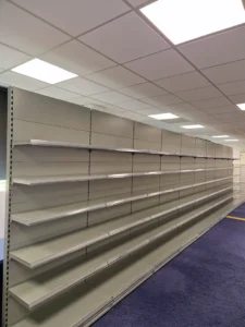 Winkelopstelling met metal perfo van metalen onderdelen zoals legplanken, achterborden, staanders. 