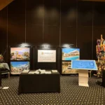 Zwarte wanden op een kunstbeurs