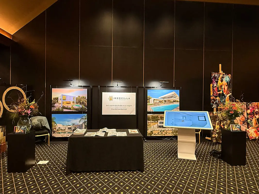 Zwarte wanden op een kunstbeurs