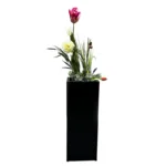 Plantenbak zwart enkelvoudig met kunstbloemen