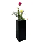 Plantenbak zwart enkelvoudig met kunstbloemen zijaanzicht