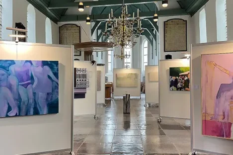Expositie met witte wanden in een kerk