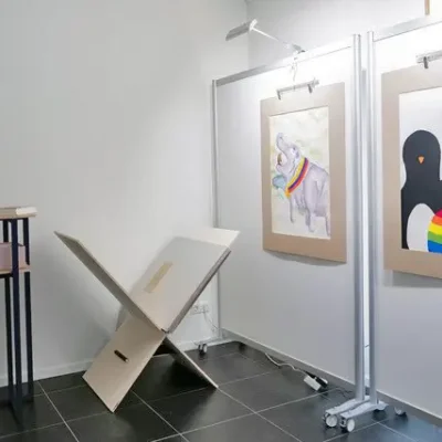 Expowanden_wit_met_verlichting Witte expositiewanden met kunstwerken en verlichting