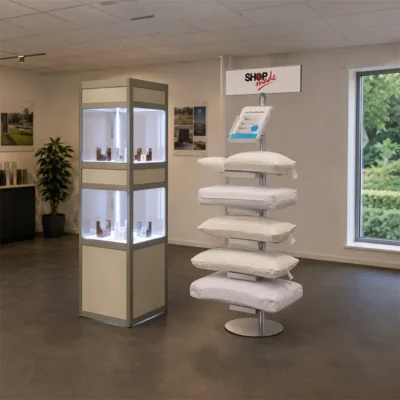 Vitrine en kussendisplay in een winkel