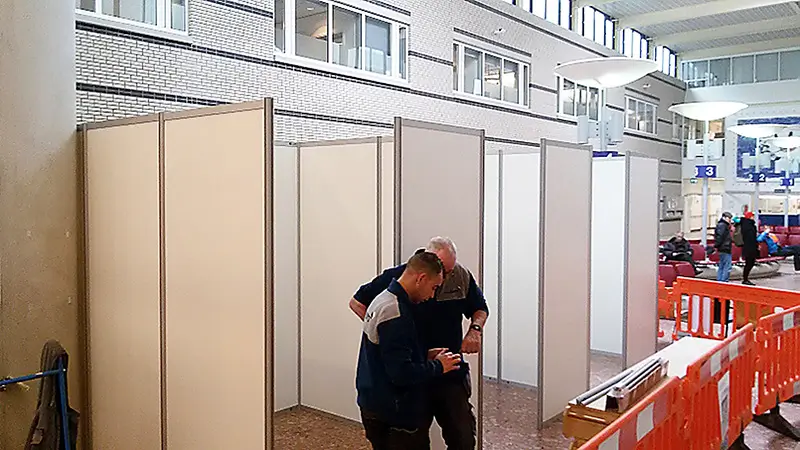 Tijdelijke prikkamers in een ziekenhuis.