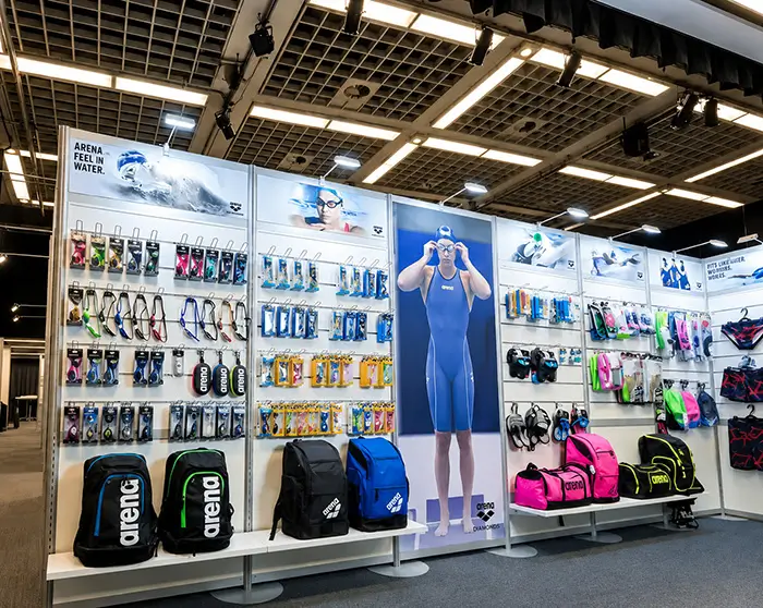 Tijdelijke shop met zwemkleding en winkelwanden