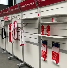 Tijdelijke winkelinrichting met slatwall wanden voor sportkleding