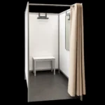 Bankje van aluminium frame en wit paneel in paskamer met beige gordijn.