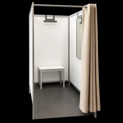 Bankje van aluminium frame en wit paneel in paskamer met beige gordijn.