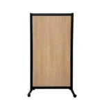 Decoratieve wand 197x104 cm met licht eikenhouten paneel en zwart frame op wielen vooraanzicht