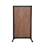 Decoratieve wand 197x104 cm met notenhouten paneel en zwart frame op wielen vooraanzicht