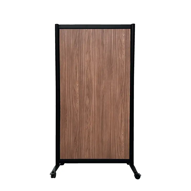 Decoratieve wand 197x104 cm met notenhouten paneel en zwart frame op wielen vooraanzicht
