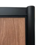 Decoratieve wand 197x104 cm met notenhouten paneel en zwart frame op wielen hoekdetail