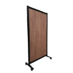 Decoratieve wand 197x104 cm met notenhouten paneel en zwart frame op wielen zijaanzicht