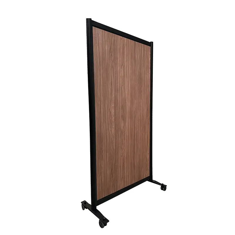 Decoratieve wand 197x104 cm met notenhouten paneel en zwart frame op wielen zijaanzicht