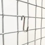 S-haak voor gaaswanden 60 mm aan gaaswand detailfoto
