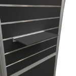 Schap B45 cm aan zwarte winkelwand met slatwall.