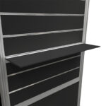 Schap B90 cm aan zwarte winkelwand met slatwall.