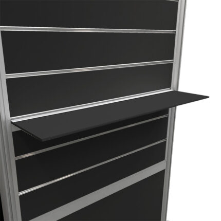Schap B90 cm aan zwarte winkelwand met slatwall.