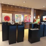 Zwarte sokkels bij kunstbeurs