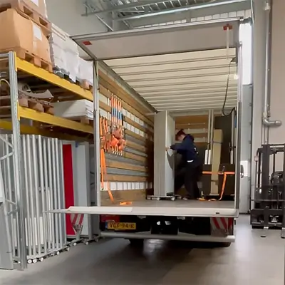 Bus geladen voor transport met wanden