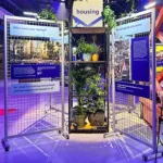 Mobiele gaaswanden met informatiepanelen opgehangen met plakhaken