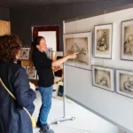 Expowand wit met werken op expositie