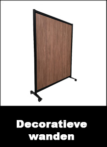 Decoratieve wand met notenhouten paneel en zwart frame op wielen