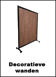 Decoratieve wand met houtdecor donker noten paneel en zwart frame op wielen
