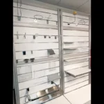 Winkelwand slatwall met diverse inhangdelen en haken