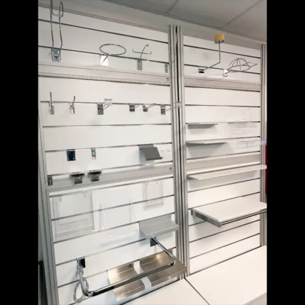 Winkelwand slatwall met diverse inhangdelen en haken